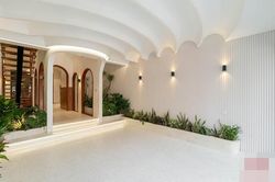 Nhà phố nghệ thuật đầy say đắm, trần như dải lụa uốn quanh