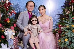 Ông xã và con gái cổ vũ MC Phí Linh dẫn tuần lễ thời trang