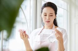 Giận tím mặt với câu nói đùa của chồng trong bữa cơm