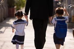 3 điều bố mẹ tránh làm khi đưa đón con đi học
