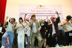 Chương trình văn nghệ giao lưu với ca sĩ, nhạc sĩ Sỹ Luân tại Trường Đại học Đà Lạt