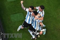 Messi ghi tuyệt phẩm và kiến tạo, Argentina hạ Mexico 2-0