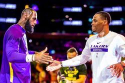 Khoảnh khắc chứng minh tình đồng đội giữa Russell Westbrook và LeBron James
