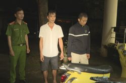 Cặp đôi trong trại giam vừa ra tù đã rủ nhau phạm tội