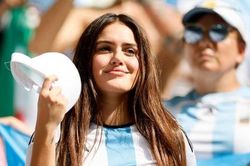 Ngắm dàn CĐV xinh đẹp của Argentina trên khán đài World Cup 2022