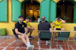 Cầu thủ Dortmund ngồi đường tàu uống cafe trước khi đấu Việt Nam