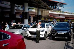 Xử lý nghiêm nạn chèo kéo, ép giá khách đi taxi tại sân bay dịp Tết