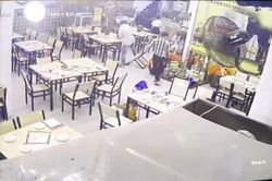 Truy xét nhóm côn đồ cầm hung khí đập phá quán nhậu khi khách đang coi World cup