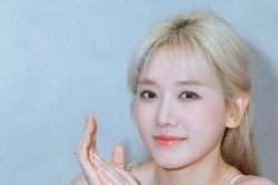 Vừa mới được khen nhan sắc thăng hạng, Hari Won lại để lộ một điểm bị lão hóa sớm