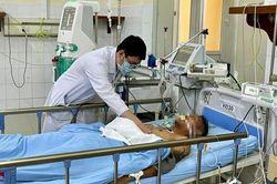 Một người chết, 5 người nhập viện sau khi ăn cơm có uống rượu