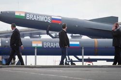 Ấn Độ thử tên lửa BrahMos cải tiến, tập trận chung với Mỹ gần biên giới Trung Quốc