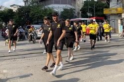 Các cầu thủ CLB Borussia Dortmund 'khám phá' Hà Nội trước trận giao hữu cùng đội tuyển Việt Nam