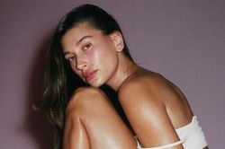 Hailey Bieber có u to bằng quả táo trong buồng trứng