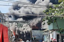 Cháy lớn ở kho phế liệu vùng ven TPHCM