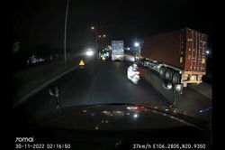 Xe máy Honda SH luồn lách giữa dàn xe container và cái kết đắng ngắt