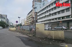 Bức xúc hàng loạt 'lô cốt' mọc giữa đường bức tử giao thông Thủ đô