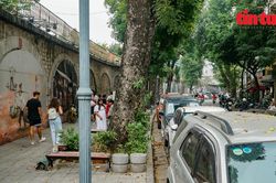 Nhếch nhác cung đường 'bích họa' Phùng Hưng, Hà Nội