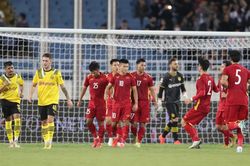 Trọng tài và xà ngang gây hài hước trong ngày Việt Nam thắng Dortmund