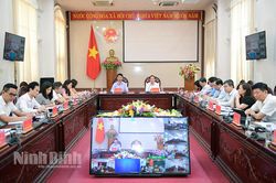 Đồng chí Chủ tịch UBND tỉnh đối thoại với nông dân