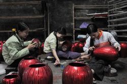 Sản phẩm làng nghề sơn mài Hạ Thái, khéo léo, sáng tạo