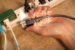 TPHCM: Nghi rò rỉ điện trên gác trọ, bé gái con nhà nghèo bị điện giật tử vong