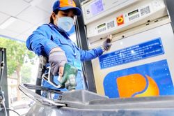 Giá xăng ngày mai sẽ tiếp tục giảm?