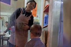 Lần đầu dẫn con về thăm ngoại, phản ứng dở khóc dở cười của ông bà gây chú ý