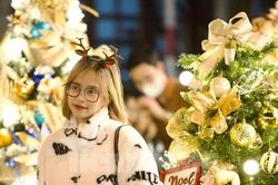 Bạn trẻ hào hứng xuống phố đón Giáng sinh sớm trong đợt rét đậm nhất từ đầu mùa