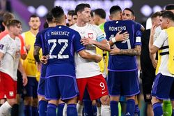 Argentina và Ba Lan dắt nhau vào vòng 1/8
