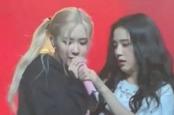 Rosé (BLACKPINK) và 'tai nạn' micro: Hết quăng xuống sân khấu lại giành hát với chị cả Jisoo
