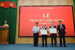 Đức Trọng: Trao huy hiệu Đảng đợt 7/11 cho các đảng viên