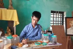 Người đàn ông tật nguyền biến gạo thành sản phẩm nghệ thuật khiến nhiều người mê