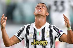 Cựu chủ tịch Juventus: 'Đội bóng gặp rắc rối từ khi mua Ronaldo'