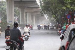 Khắc phục tình trạng bụi bẩn, bảo đảm tiến độ nâng cấp đường Xuân Thủy