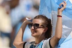Đội nhà đi tiếp, hàng trăm fan Argentina cà khịa lại CĐV Saudi Arabia