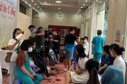 Những tay kéo tình nguyện tại tiệm cắt tóc 0 đồng ở bệnh viện ĐH Y Hà Nội