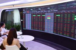 Cổ phiếu bất động sản, chứng khoán bứt phá: VN-Index vọt thêm gần 44 điểm