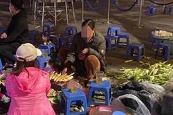 Xôn xao vụ cô gái bị 'chặt chém' 80.000 đồng/1 củ khoai nướng và lời giải thích bất ngờ của chủ quán