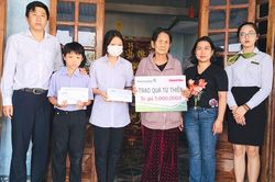 Bạn đọc ủng hộ 43,8 triệu đồng cho hai chị em mồ côi cha mẹ