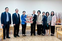 Hội LHPN Việt Nam thăm, chúc mừng Giáng sinh Tòa giám mục Đà Lạt