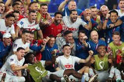 Thắng kịch tính Serbia, Thụy Sĩ ghi tên mình vào vòng knockout