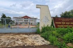 Trụ sở bỏ hoang, thiếu nhi thiếu sân chơi