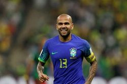 Brazil bại trận trước Cameroon, Daniel Alves vẫn lập nên kỷ lục mới