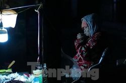 Lao động đường phố nhọc nhằn mưu sinh trong đêm rét sâu đầu đông ở Hà Nội