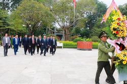 Đồng chí Nguyễn Xuân Phúc tưởng niệm Chủ tịch Hồ Chí Minh và các anh hùng liệt sĩ Truông Bồn