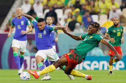 Thua sốc Cameroon phút bù giờ, Brazil suýt mất ngôi đầu bảng
