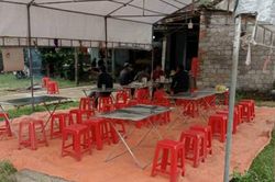 Hai người đàn ông thiệt mạng trước sân nhà, trên người có vết thương
