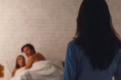 Phản ứng gây bức xúc của gã chồng bị vợ bắt quả tang ở nhà người tình trong tình trạng 'thiếu vải'