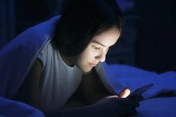 Cách để ngừng dùng điện thoại đến tận đêm khuya