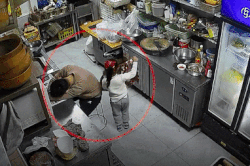 Hành động của bé gái khiến người cha bật khóc